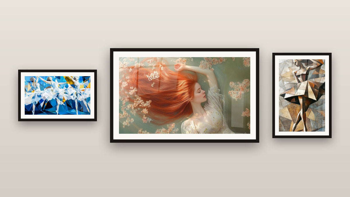 Pared de galería con tres cuadros enmarcados, entre ellos Inspirado en El Baño de Edgar Degas N°2