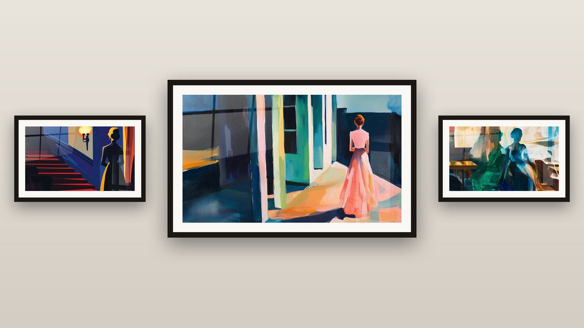 Pared de galería con tres cuadros enmarcados