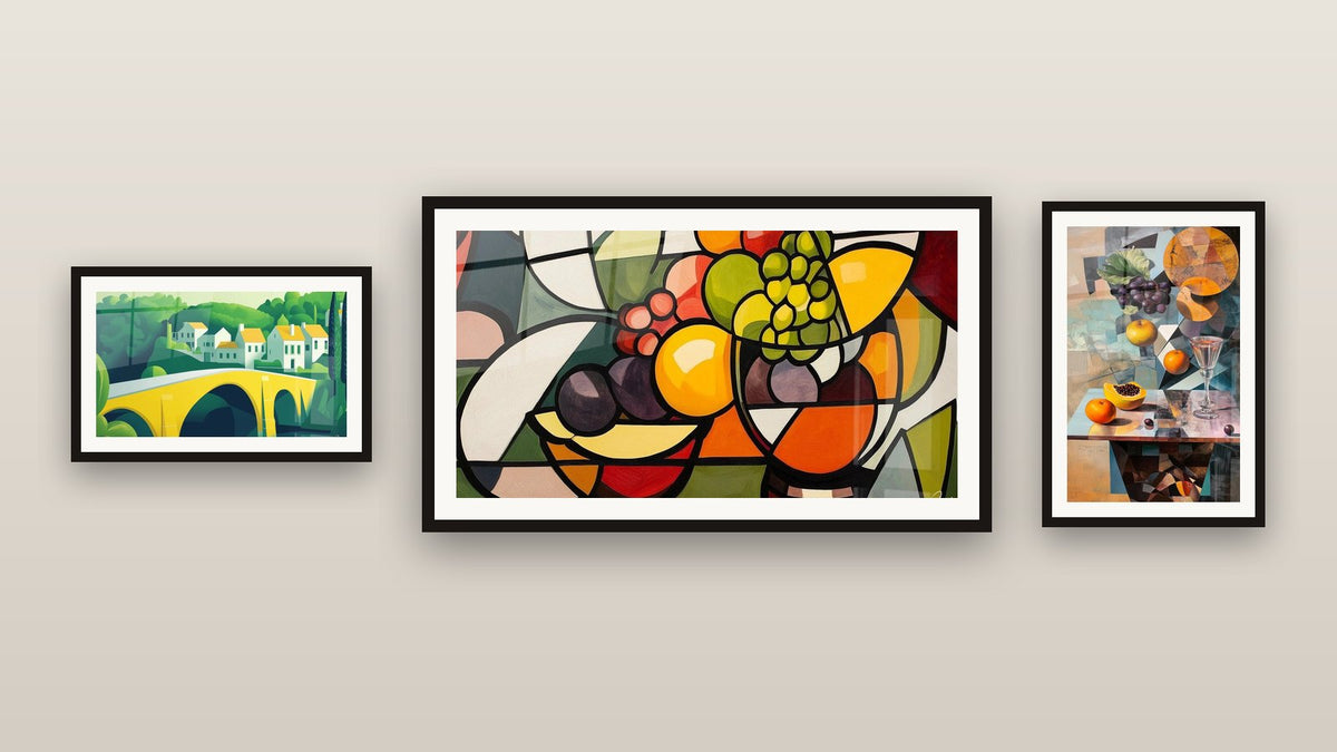 Parete galleria con tre quadri incorniciati