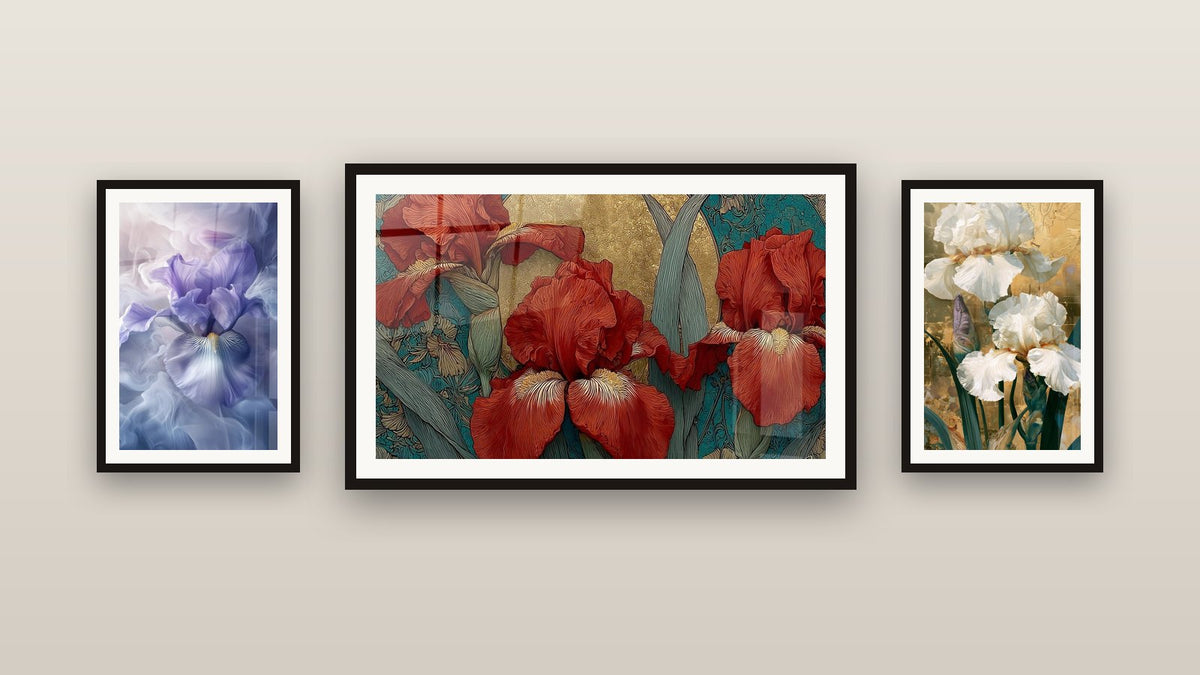 Pared de galería con tres cuadros enmarcados, entre ellos Iris Lujuria Vegetal