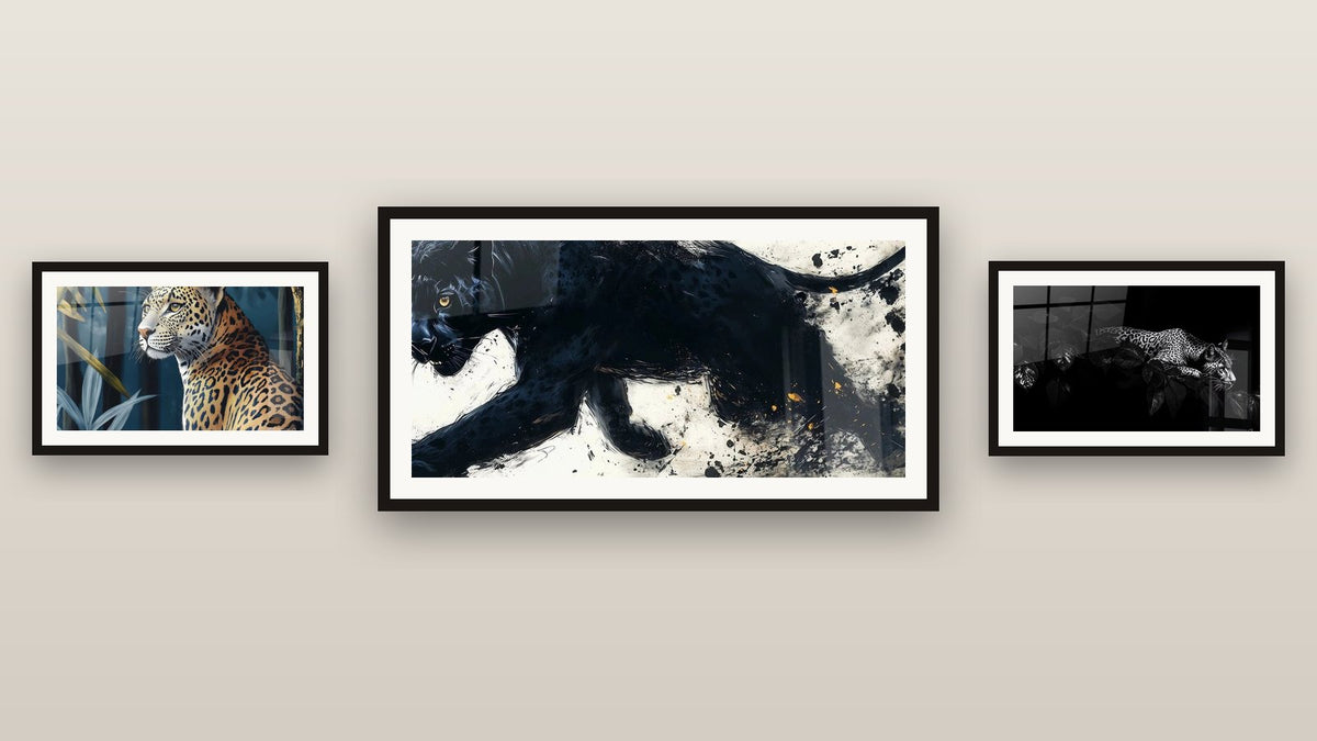Pared de galería con tres cuadros enmarcados