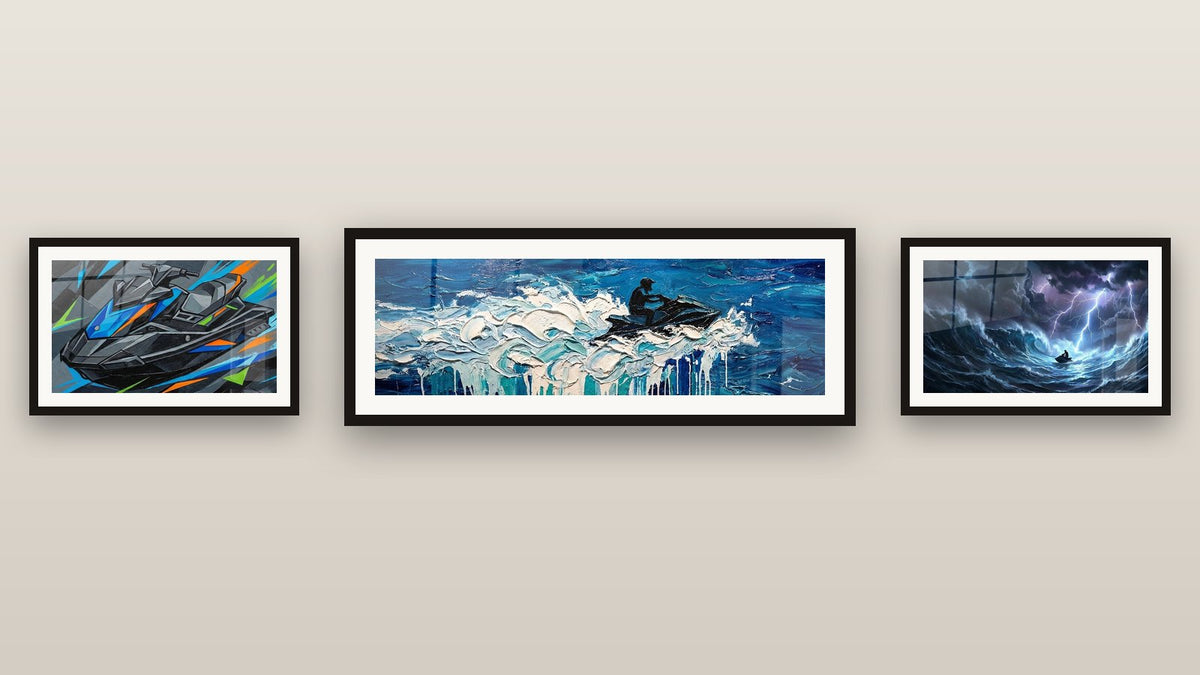 Mur de galerie avec trois tableaux encadrés : Jetski Artistique, Jetski Graffiti et Jetski Tempête Marine