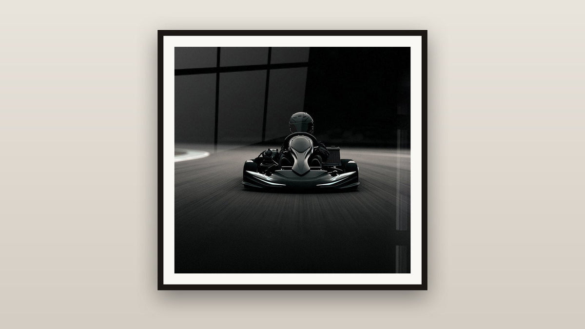 Tableau encadré sur un mur : Kart noir sur piste sombre