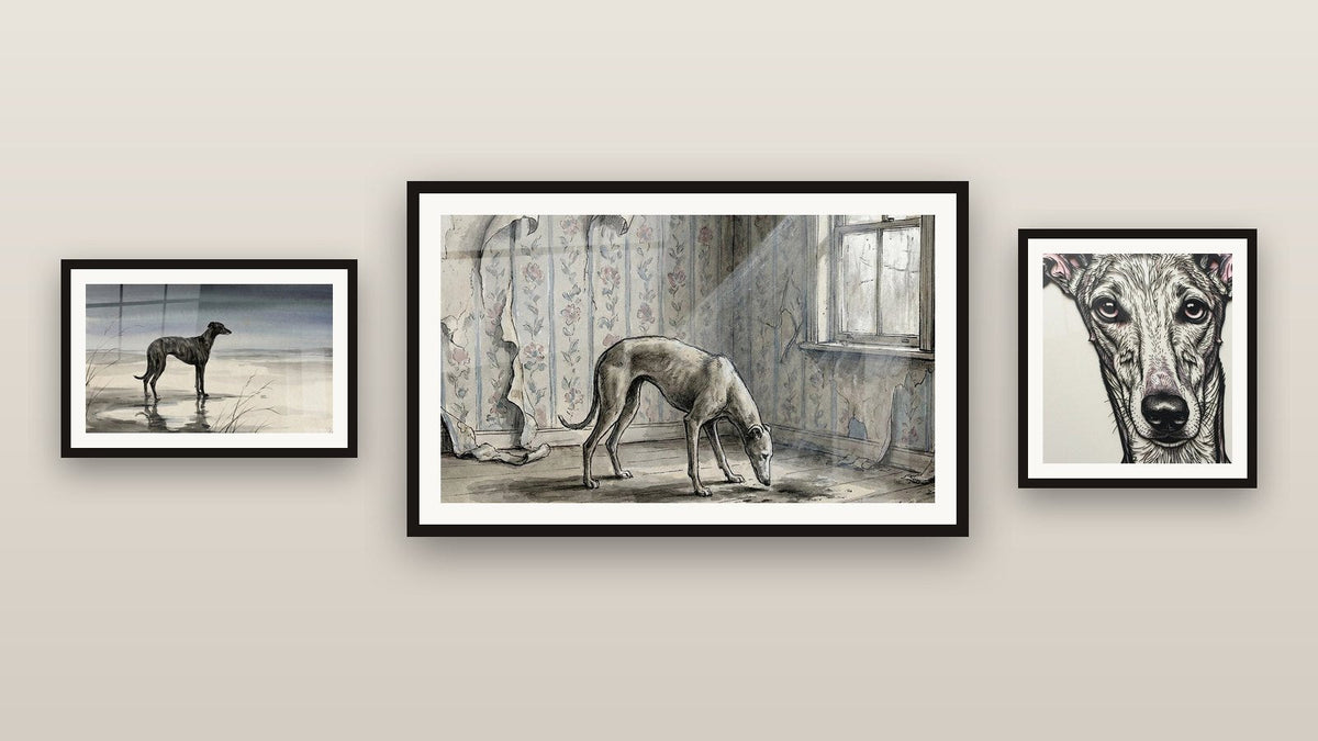 Mur de galerie avec trois tableaux encadrés, dont Lévrier Noir sur Plage aux Tons Gris