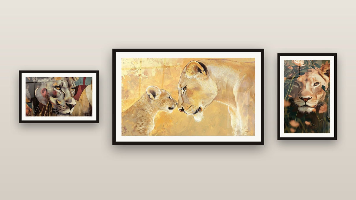 Mur de galerie avec trois tableaux encadrés : Lionne N°3, Lionne Lien éternel et Lionne N°1