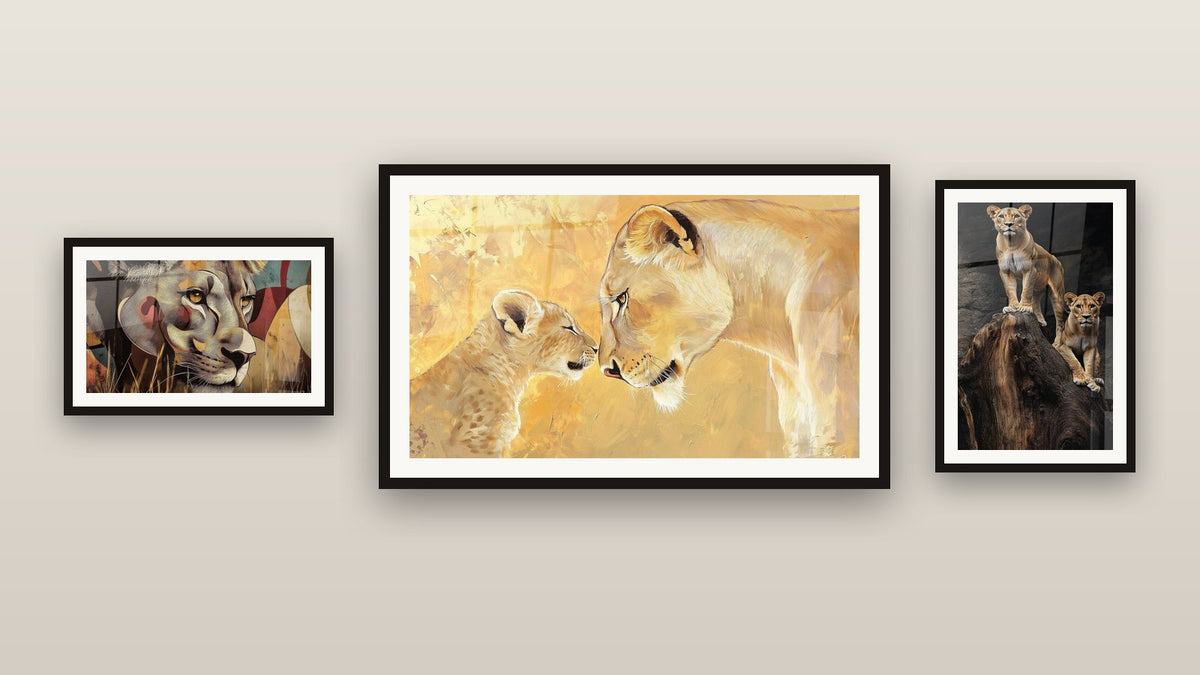 Mur de galerie avec trois tableaux encadrés : Lionne N°4, Lionne Lien éternel et Lionne N°3
