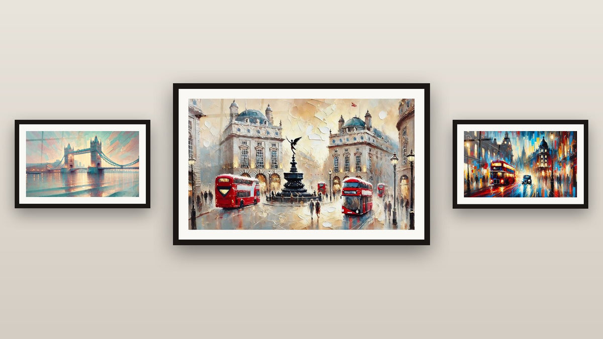 Parete galleria con tre quadri incorniciati, tra cui Londra N°1