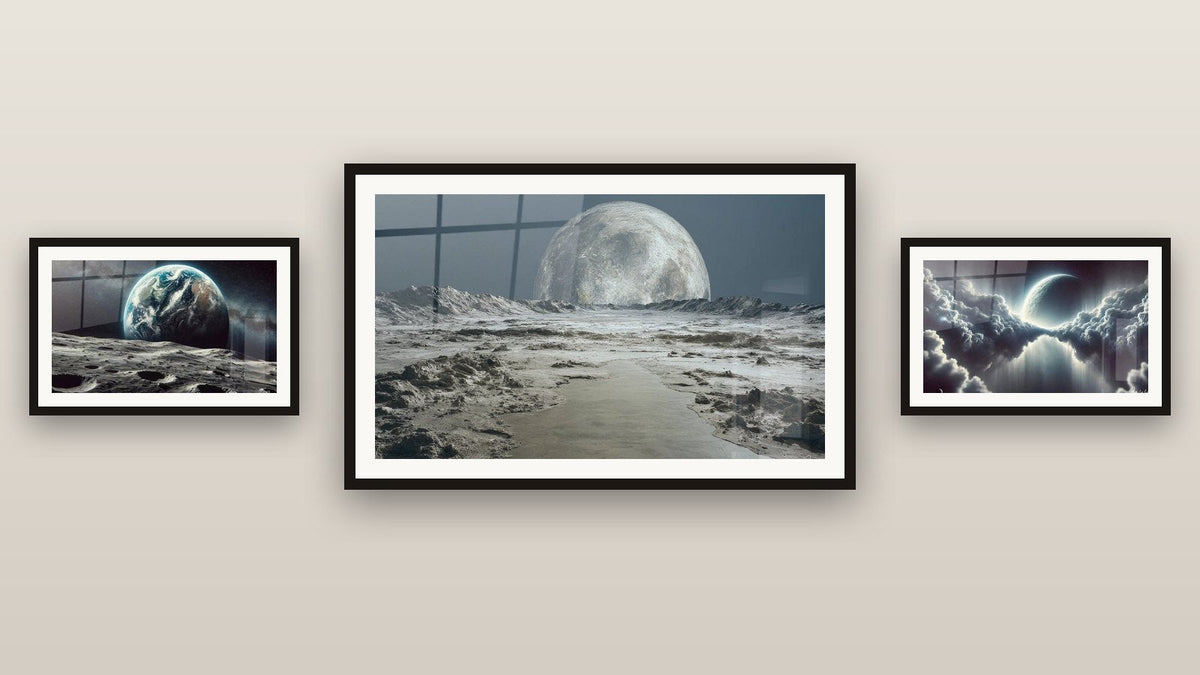 Mur de galerie avec trois tableaux encadrés : Paysage Lunaire Futuriste, Espace N°7 et Nuages Lunaires