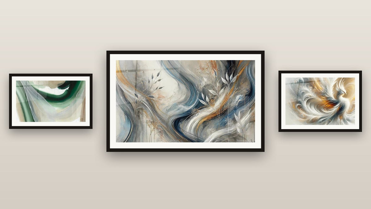 Mur de galerie avec trois tableaux encadrés : Nuances Enveloppantes, Soie d'Émeraude et Éclat Phoenixien