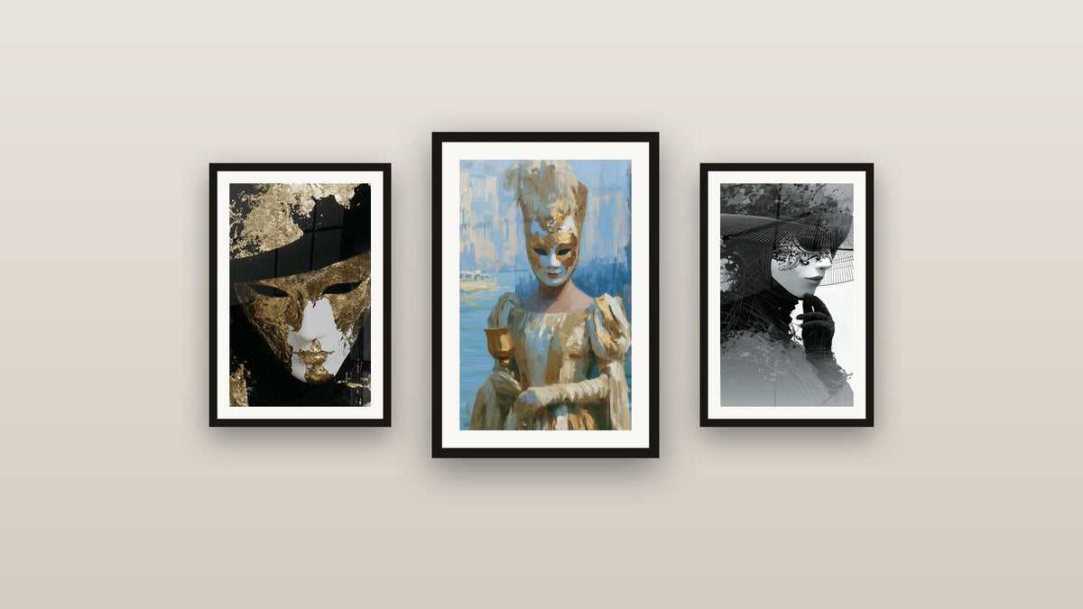 Mur de galerie avec trois tableaux encadrés, dont Masque doré et noir au chapeau incliné