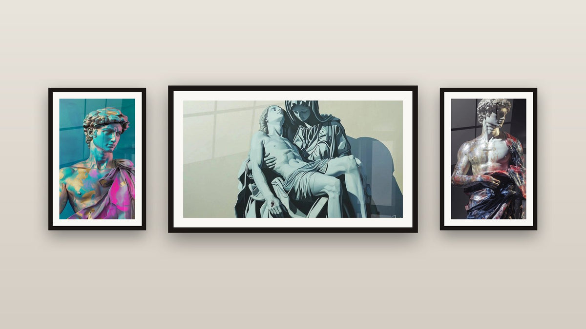 Parete galleria con tre quadri incorniciati, tra cui Ispirato da David di Michelangelo N°3