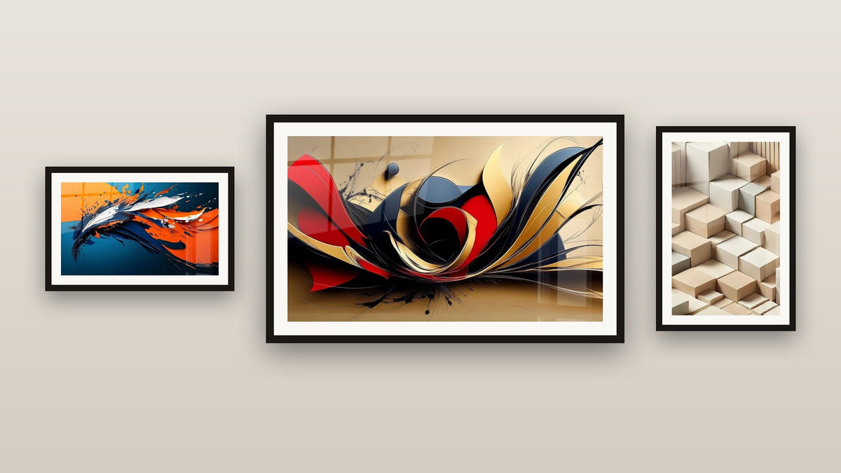 Pared de galería con tres cuadros enmarcados: Abstracto movimiento, Abstracto dinámico y Minimalismo Esculpido