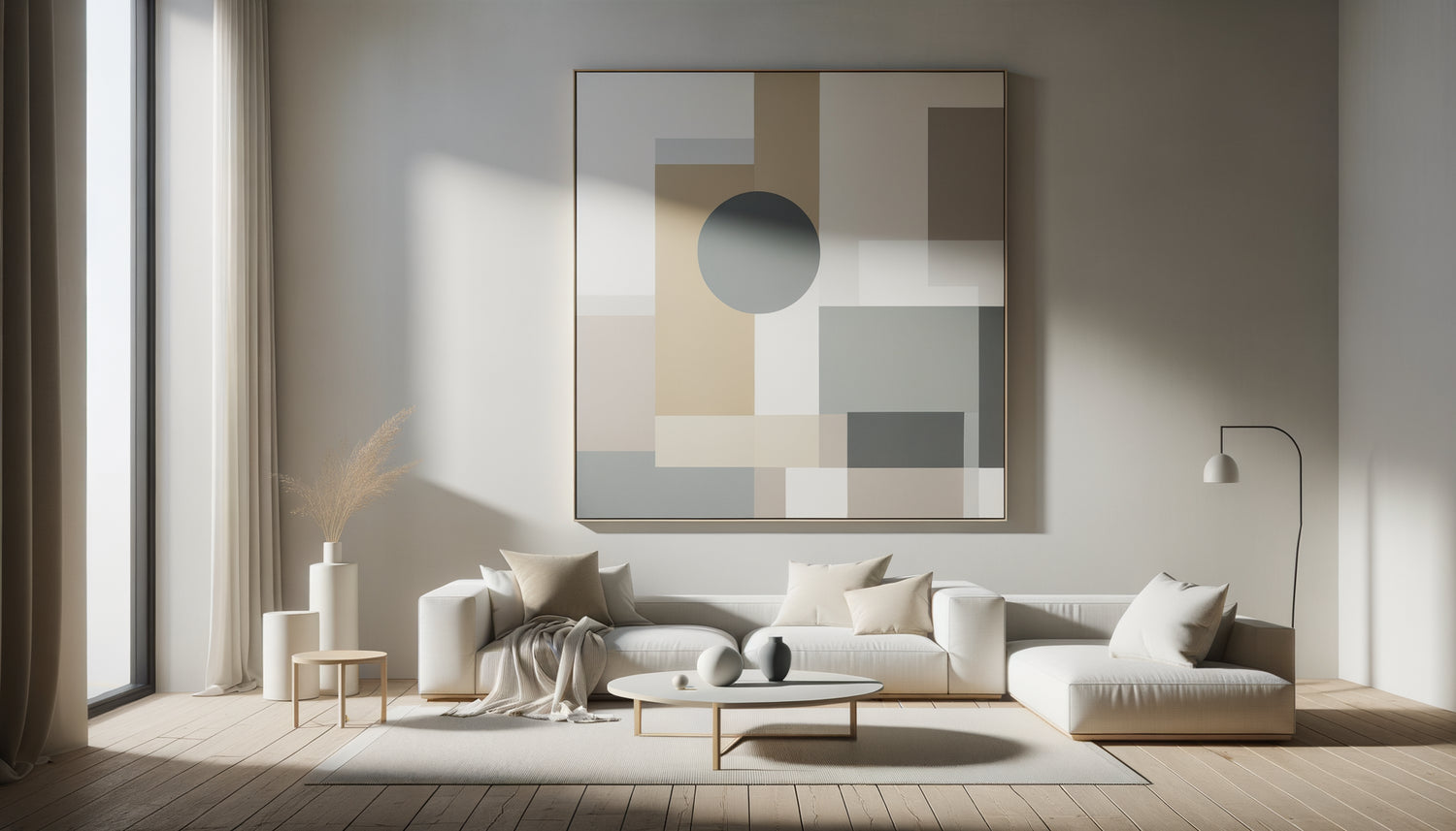 Salon épuré contemporain avec tableau minimaliste abstrait aux tons beiges sur mur blanc immaculé