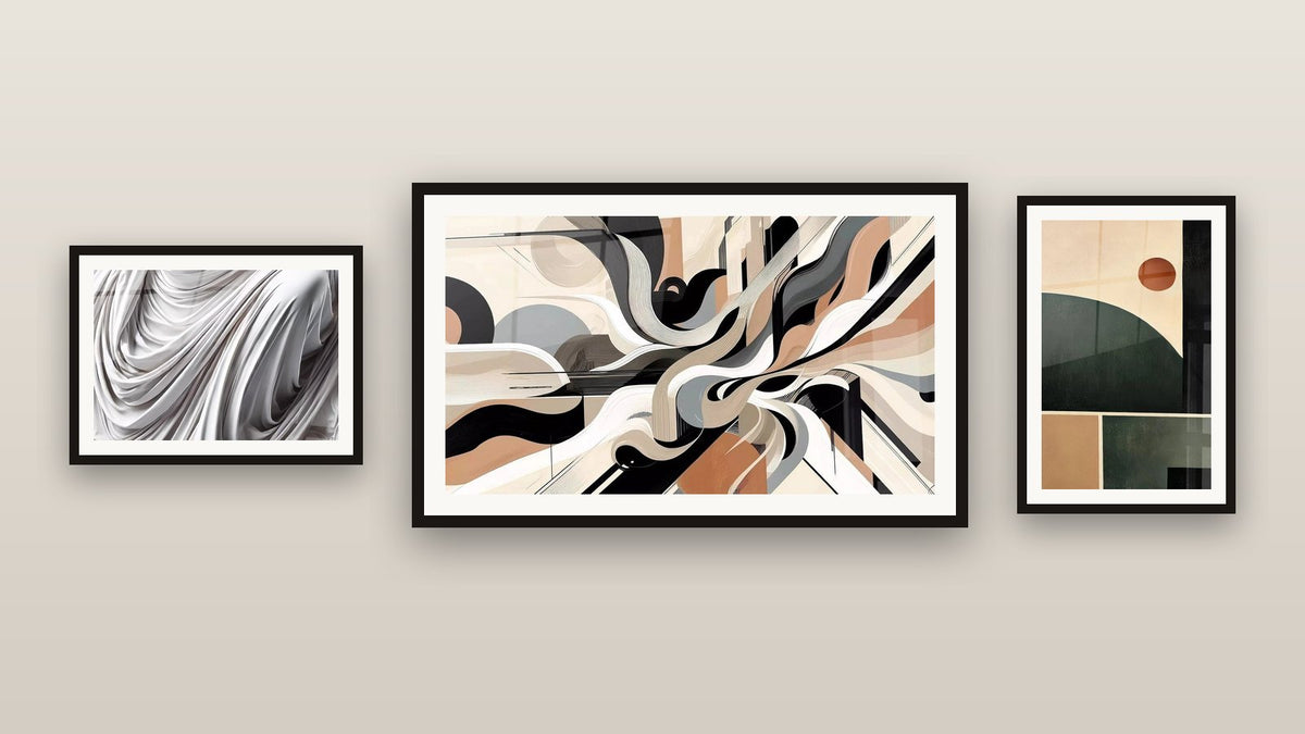 Pared de galería con tres cuadros enmarcados: Movimiento Congelado, Vibraciones Gráficas y Equilibrio Geométrico