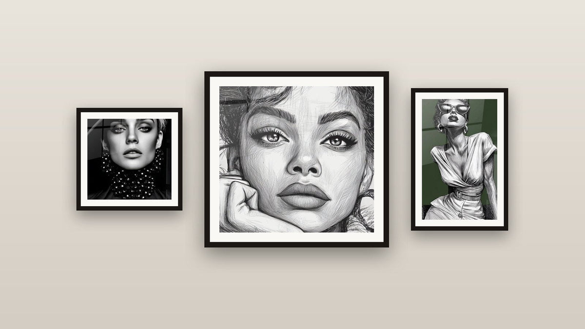 Mur de galerie avec trois tableaux encadrés : Portrait Femme, Femme Chic et Femme raffinée