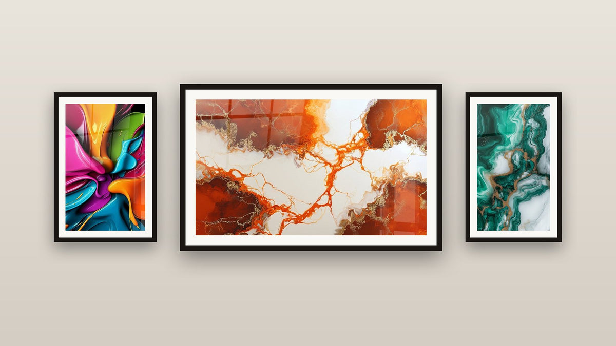 Mur de galerie avec trois tableaux encadrés, dont Fluide orange et blanc aux veines dorées et Explosion couleurs fluides