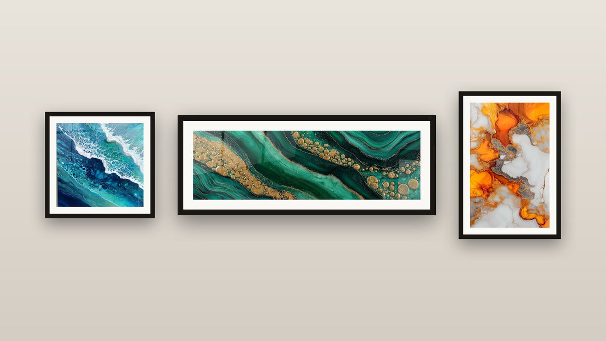 Mur de galerie avec trois tableaux encadrés, dont Fluides Verts et Or avec Bulles Dorées