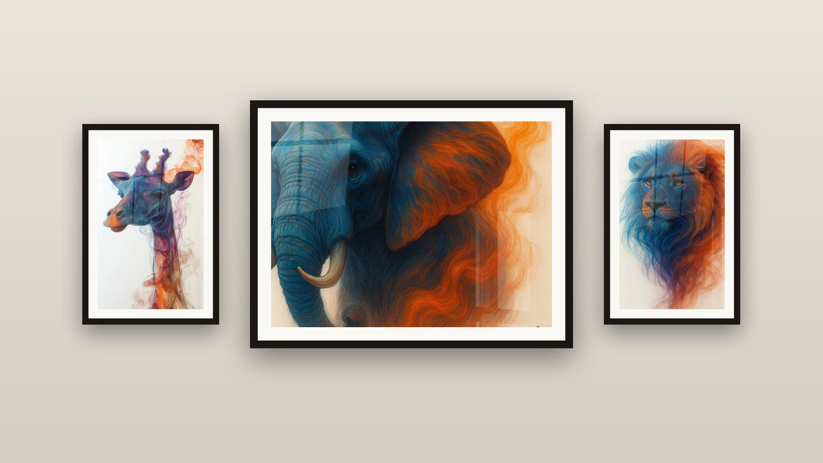 Parete galleria con tre quadri incorniciati: Profumo di Savana, Spirito di Fuoco e Spirito d'Avorio