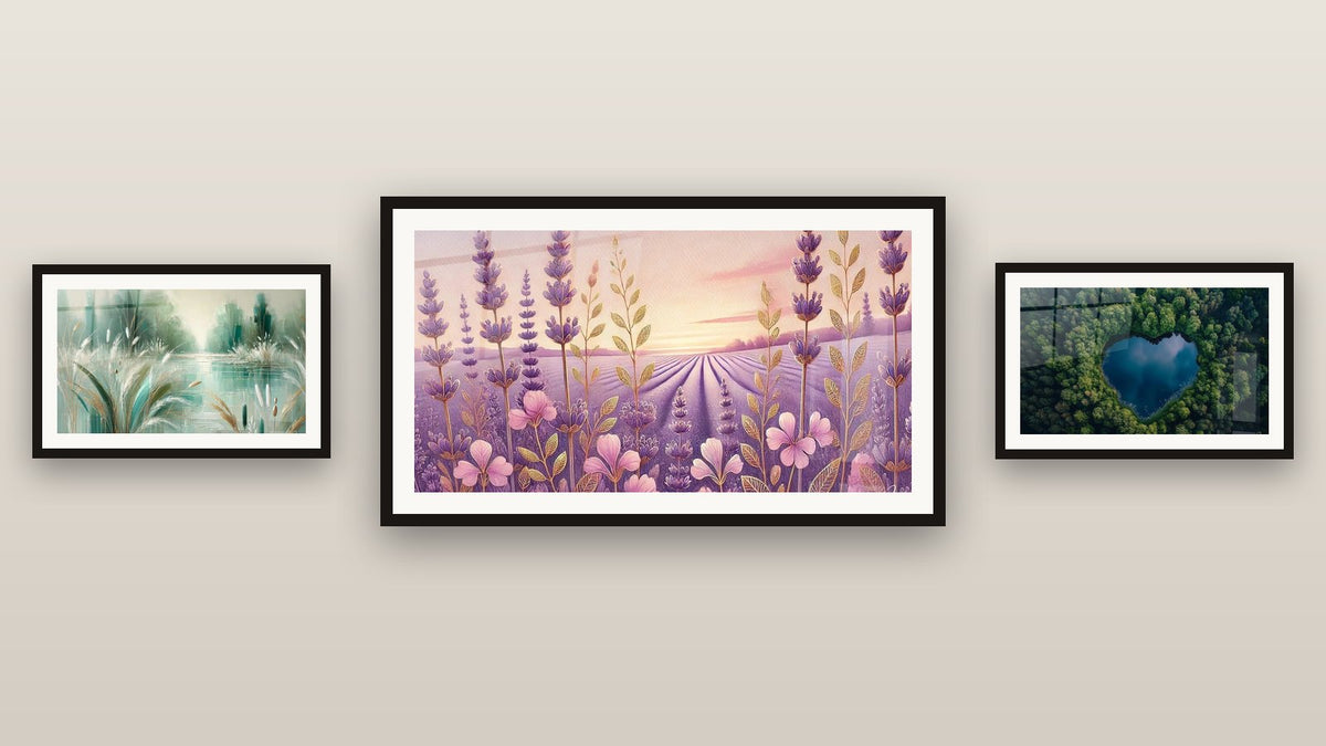 Parete galleria con tre quadri incorniciati: Lavanda al Tramonto, Decorativo paesaggistico n. 1 e Lago n. 1