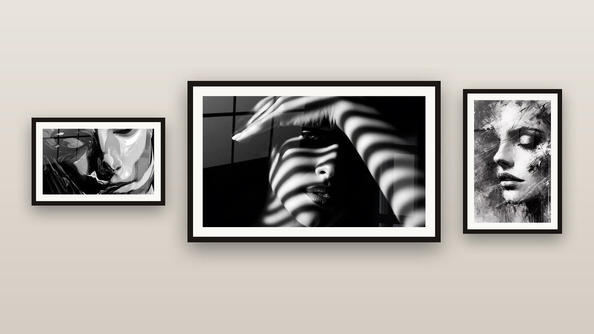 Mur de galerie avec trois tableaux encadrés : Reflet Fragmenté, Femme Ombres Striées et Visage Féminin Miroir
