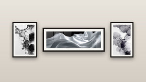 Pared de galería con tres cuadros enmarcados: Burbujas abstractas, Olas Fluidas y Tinta abstracta