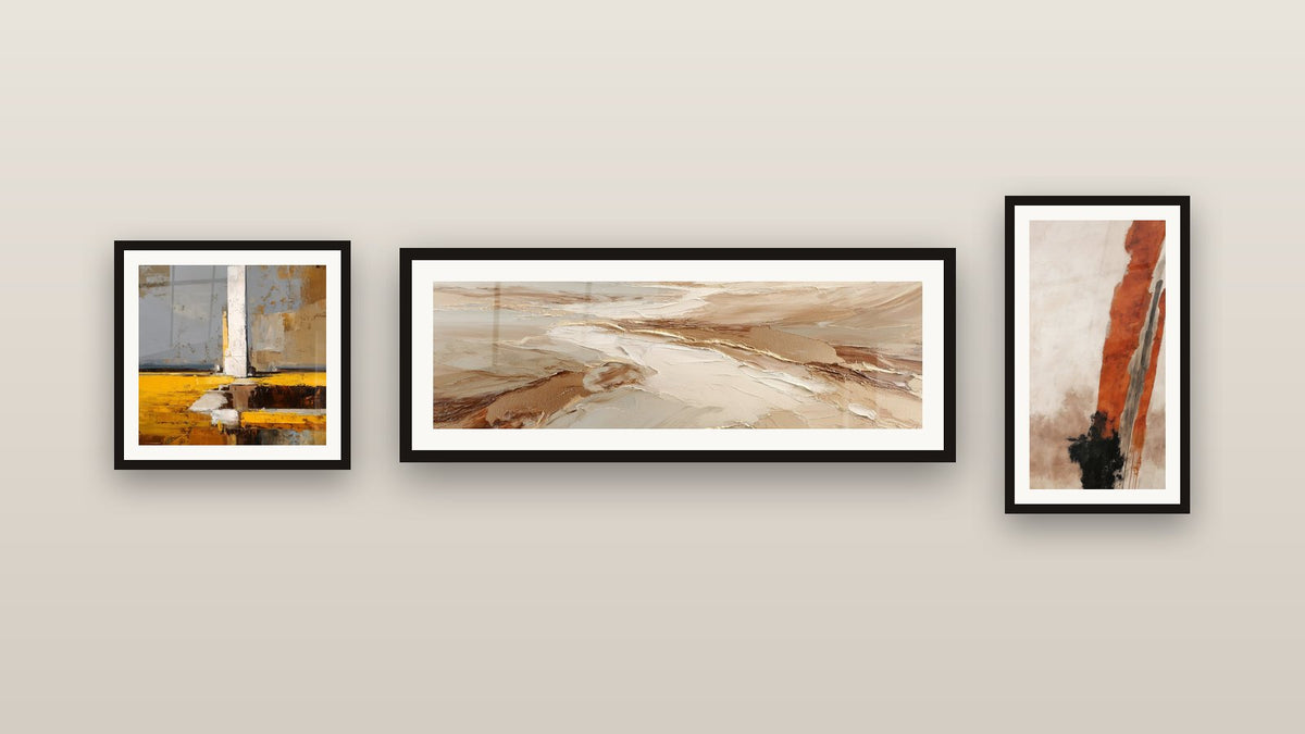 Mur de galerie avec trois tableaux encadrés, dont Abstrait Flots Dorés et Ocres
