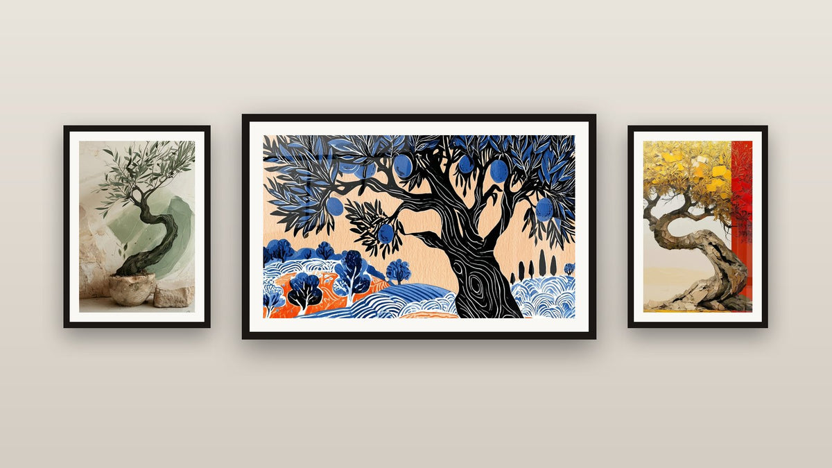 Pared de galería con tres cuadros enmarcados, entre ellos Olivo Azul Marino y Tronco Negro Esculpido