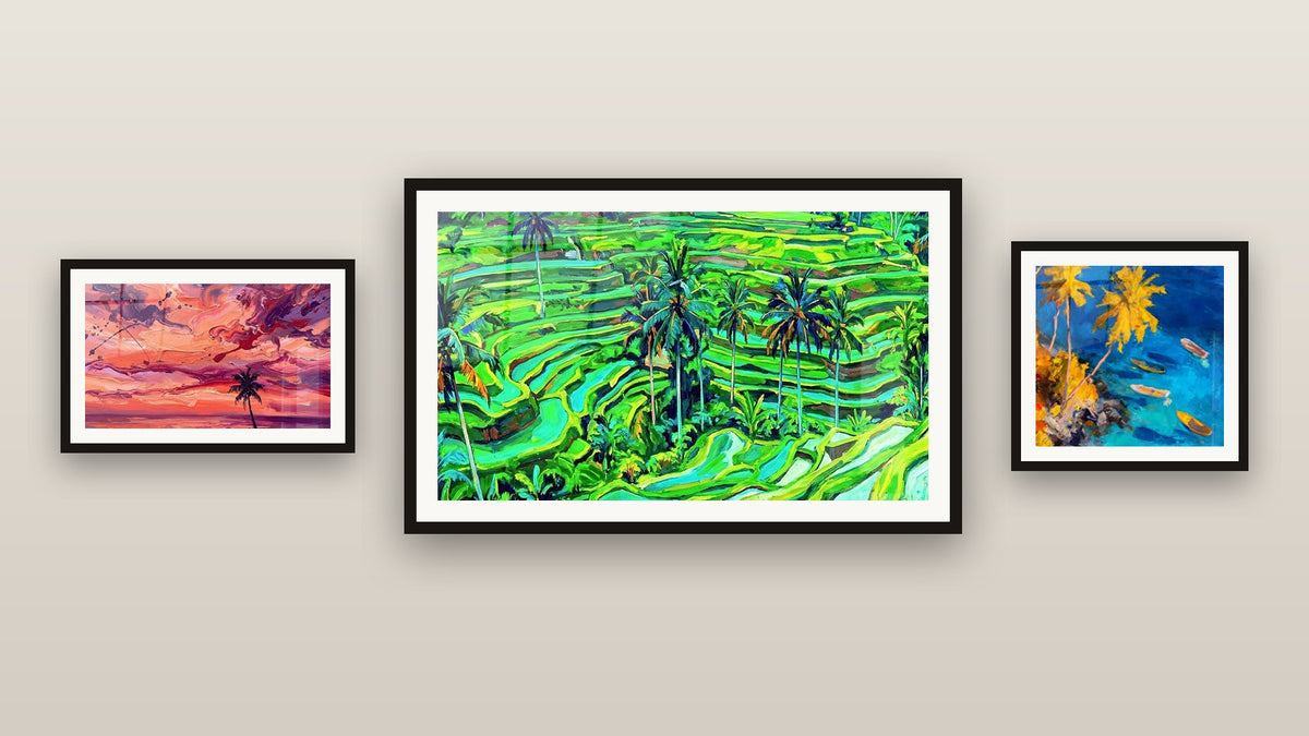 Mur de galerie avec trois tableaux encadrés, dont Paysage tropical et Rizières en Terrasses Vertes avec Palmiers