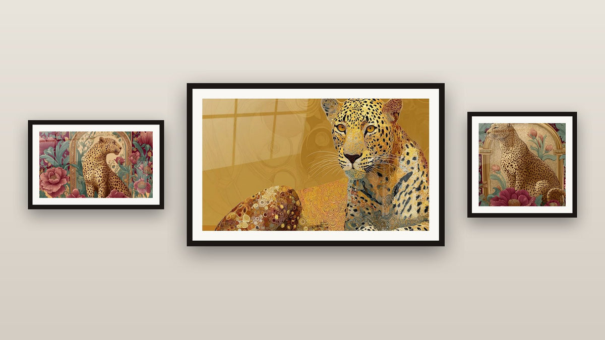 Pared de galería con tres cuadros enmarcados: Leopardo, Leopardo Dorado y Leopardo Art Deco