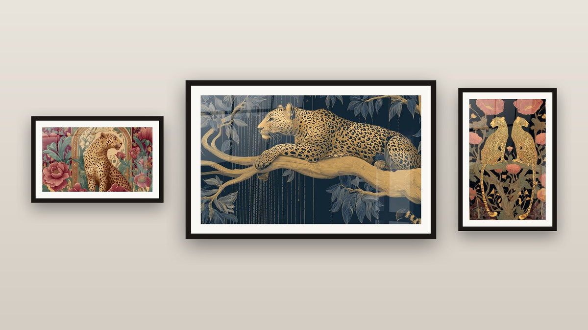 Mur de galerie avec trois tableaux encadrés : Léopard, Léopard Art Déco et Léopards Fleurs