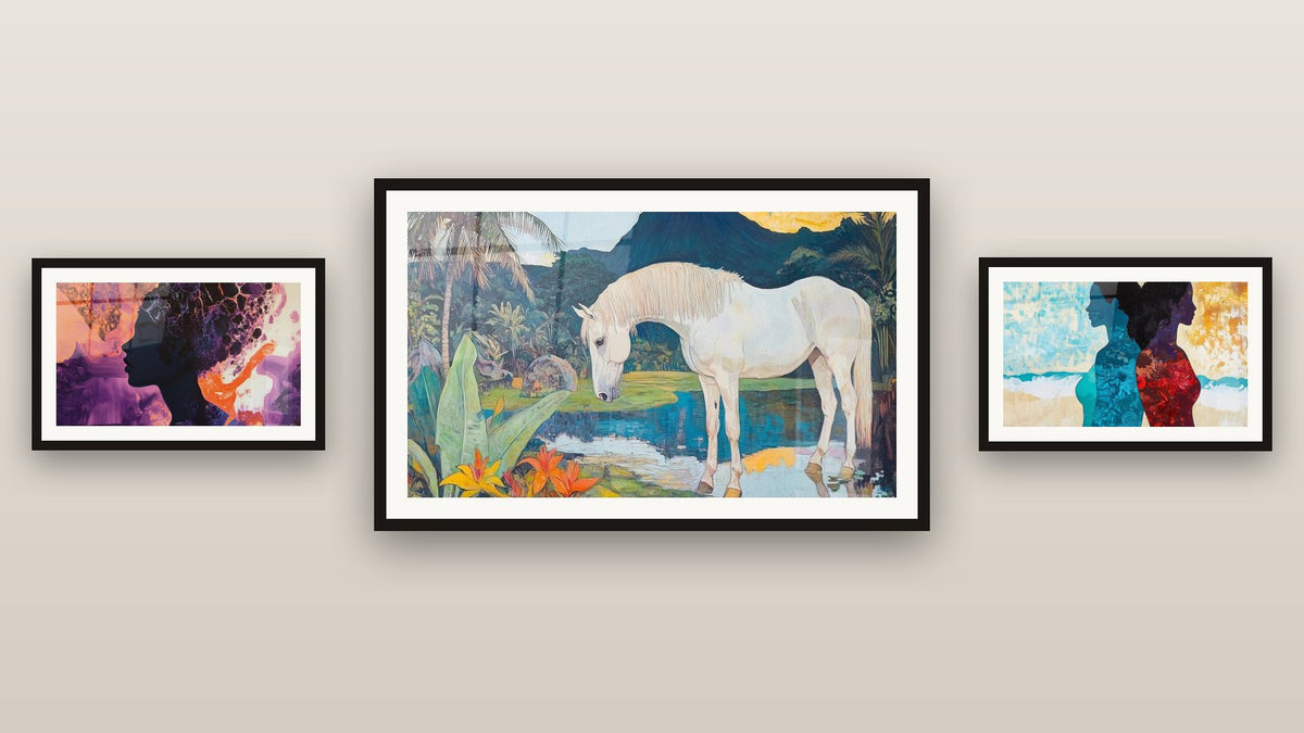 Mur de galerie avec trois tableaux encadrés