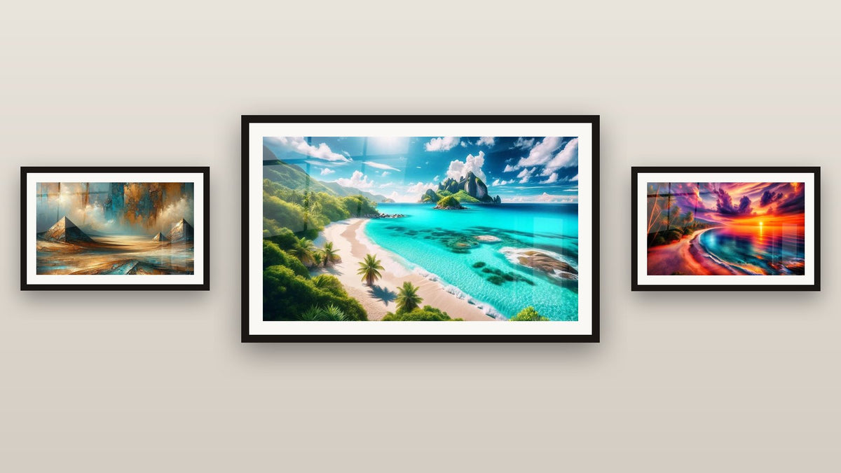 Pared de galería con tres cuadros enmarcados, entre ellos Reflejos de Oro Egipcio y Crepúsculo Flamígero en la Orilla del Mar