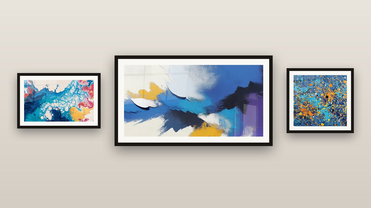 Mur de galerie avec trois tableaux encadrés, dont Abstrait coloré et Explosion colorée