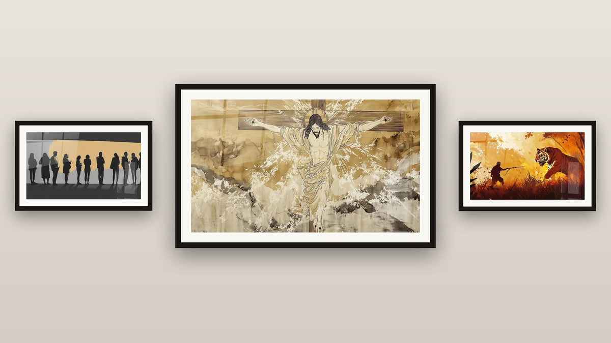 Pared de galería con tres cuadros enmarcados