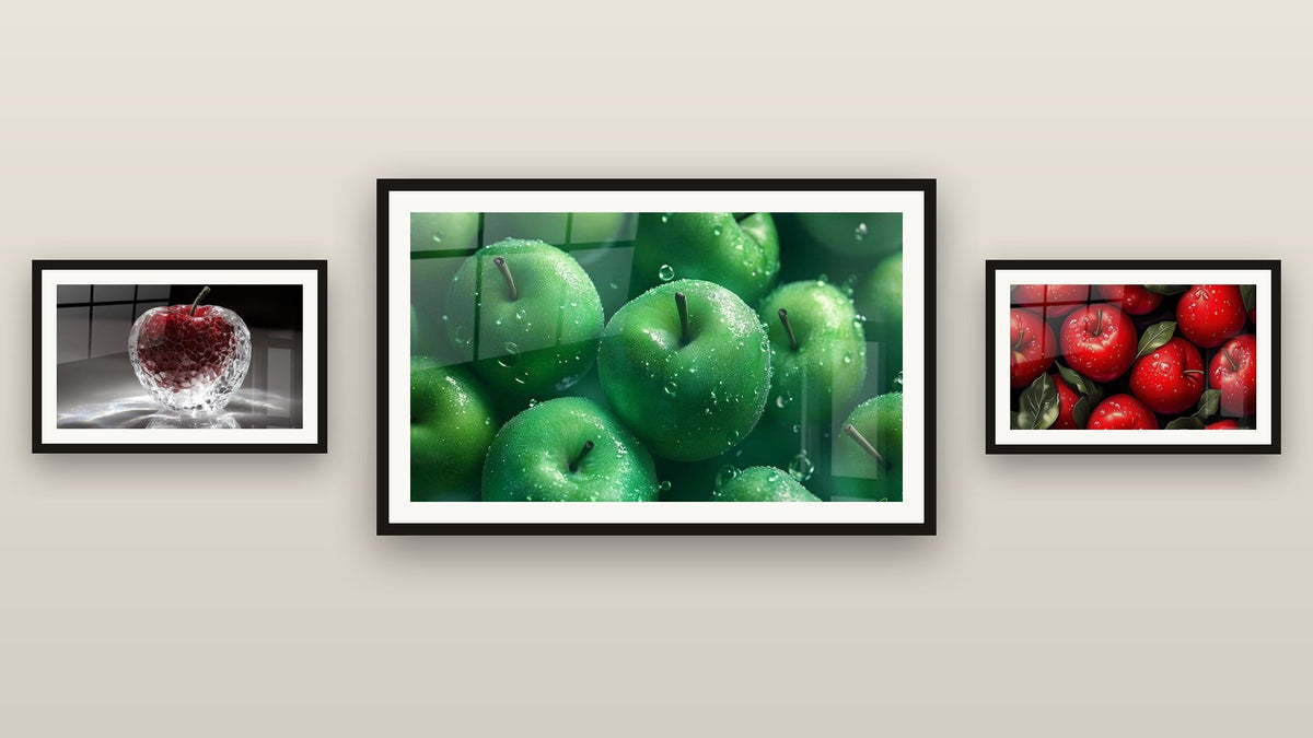 Mur de galerie avec trois tableaux encadrés : Pomme N°2, Pomme N°1 et Pomme N°3