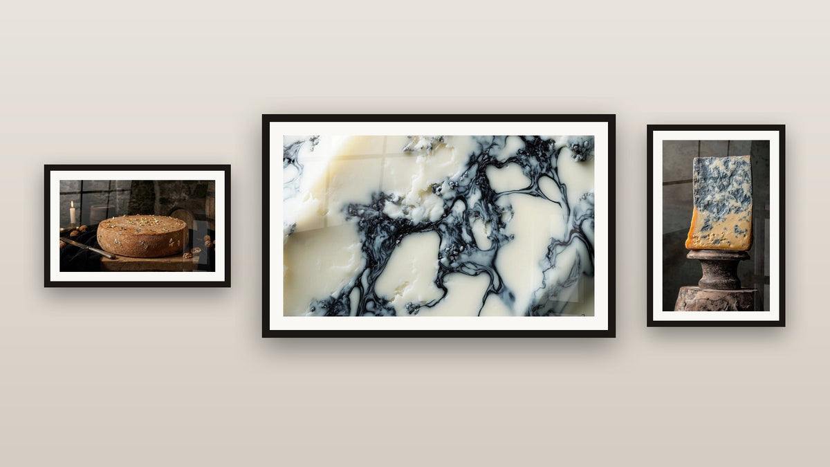 Mur de galerie avec trois tableaux encadrés : Fromage N°1, Fromage Artisanal aux Noix et Fromage N°6