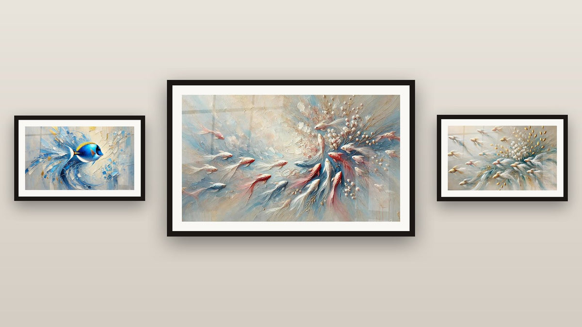 Mur de galerie avec trois tableaux encadrés : Élégance des Flots, Nageurs des Rêves et Gravité et Légèreté