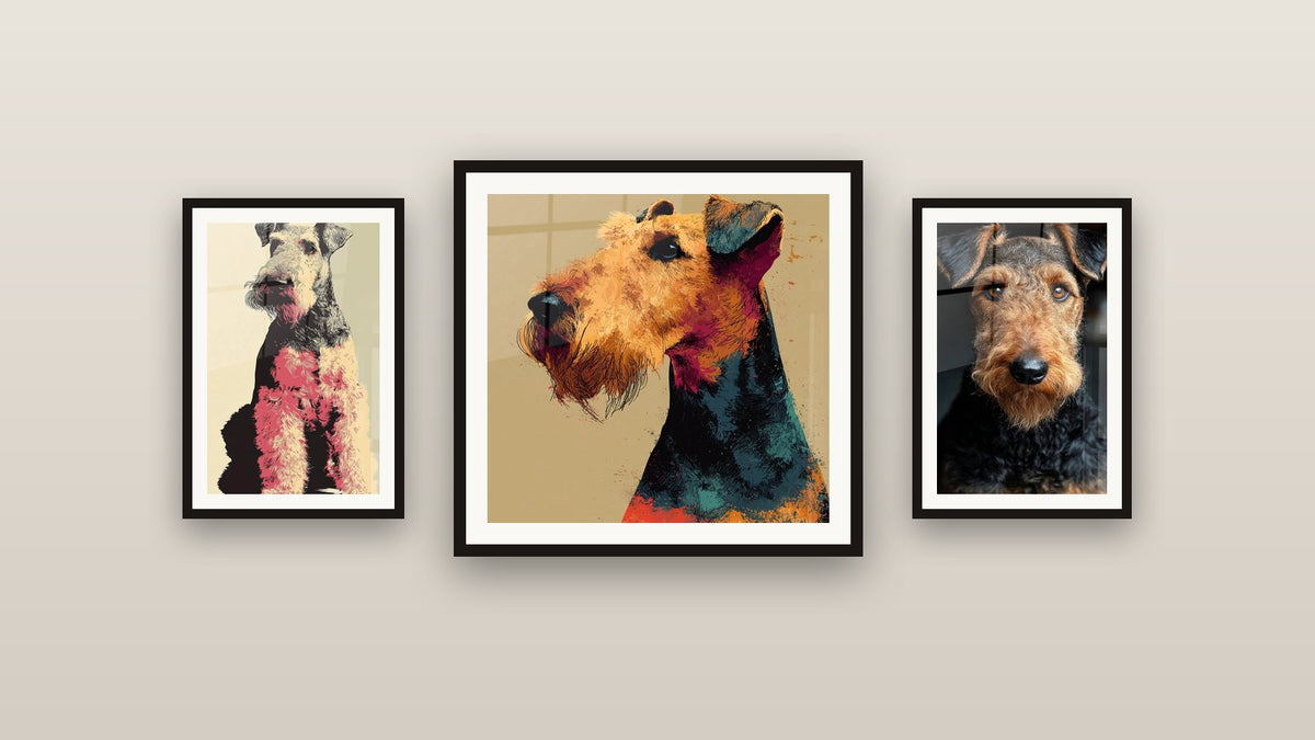 Mur de galerie avec trois tableaux encadrés, dont Terrier au Profil Artistique Coloré et Chien Assis aux Tons Roses et Noirs