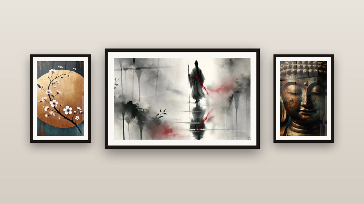 Pared de galería con tres cuadros enmarcados: El Sendero del Despertar, Despertar Interior y Flor de Luna