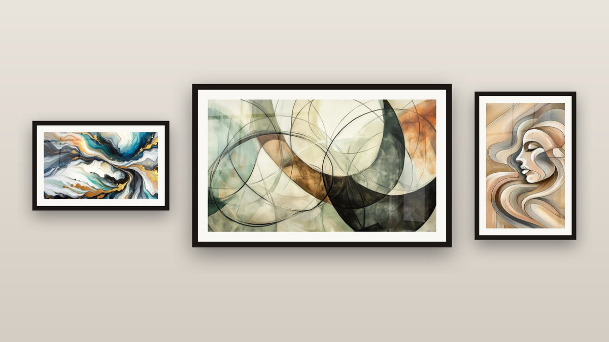 Parete galleria con tre quadri incorniciati: I Legami Invisibili, Eleganza Curva e Correnti Colorate