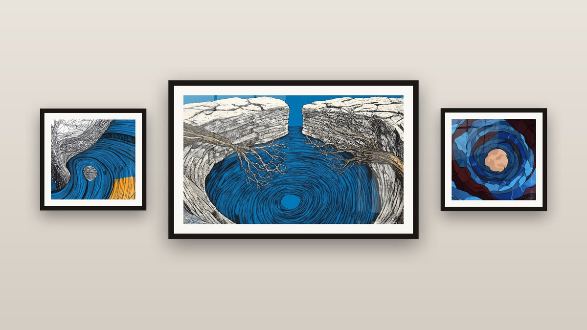 Mur de galerie avec trois tableaux encadrés : Trou d'eau rocheux, Spirale cosmique bleue et Vague spirale bleue