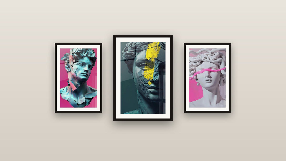 Mur de galerie avec trois tableaux encadrés, dont Grâce Antique -Édition Statue et Pose Antique -Édition Statue