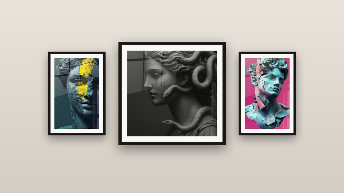 Mur de galerie avec trois tableaux encadrés, dont Beauté Stoïque -Édition Statue et Pose Antique -Édition Statue