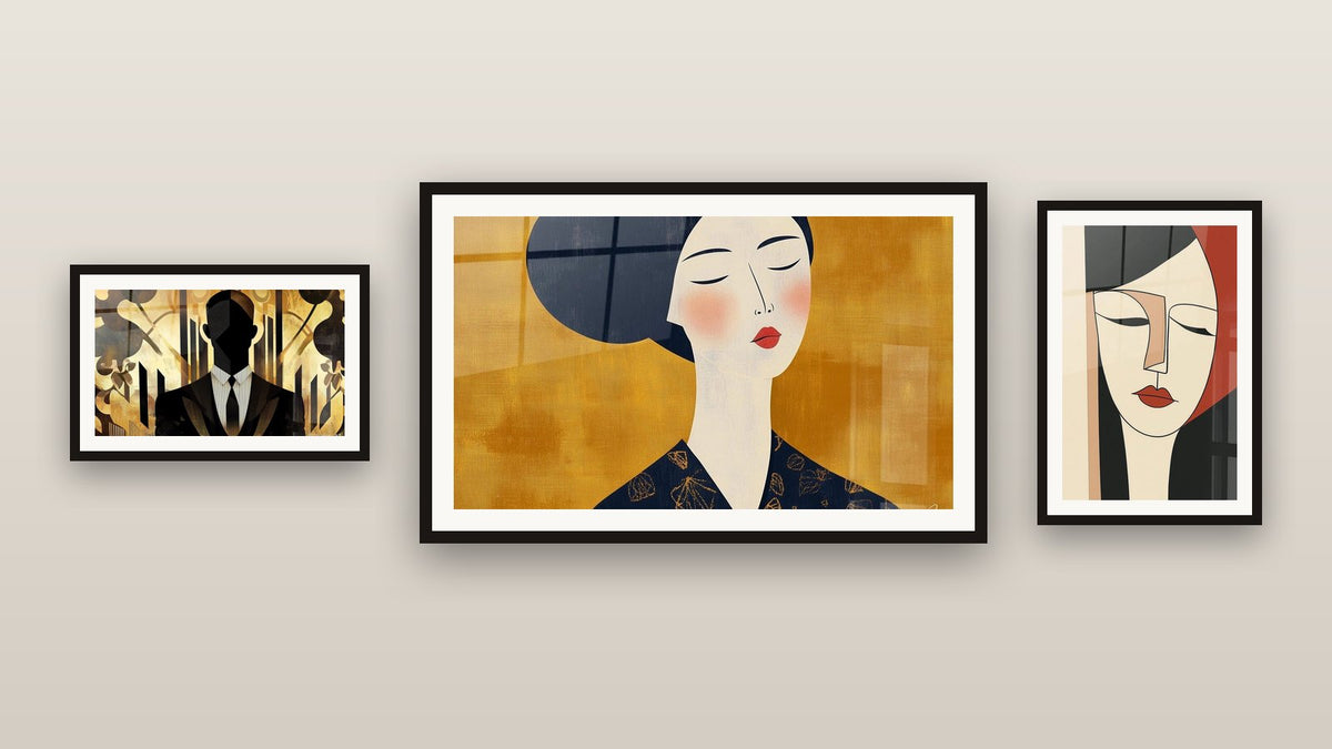 Mur de galerie avec trois tableaux encadrés