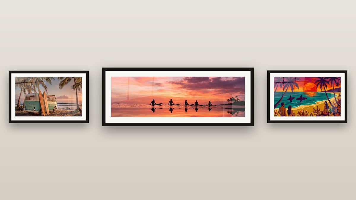 Parete galleria con tre quadri incorniciati: Vintage e Tavole da Surf, Sagome di Surfisti e Tramonto Tropicale