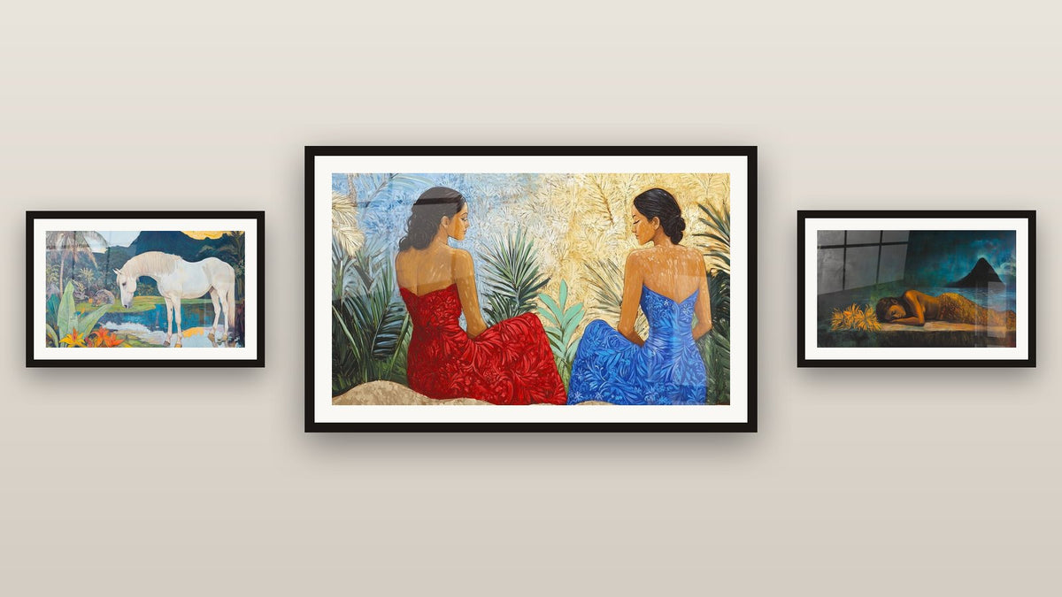 Pared de galería con tres cuadros enmarcados