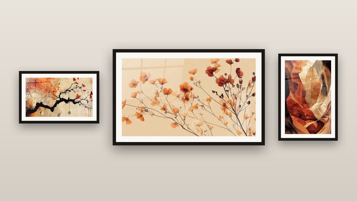 Mur de galerie avec trois tableaux encadrés : Terracotta N°4, Terracotta N°1 et Terracotta N°10