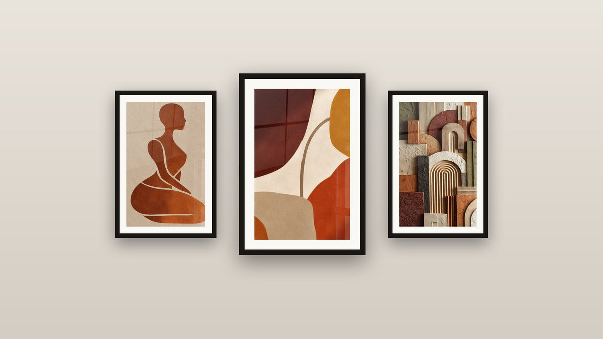 Mur de galerie avec trois tableaux encadrés, dont Arches sculptées beige et ocre