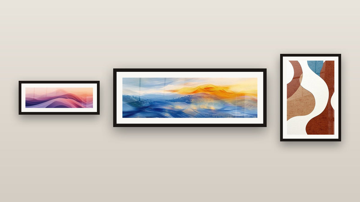 Parete galleria con tre quadri incorniciati: Forme organiche astratte di, Flusso Setoso Malva e Meditazione Infinita Blu