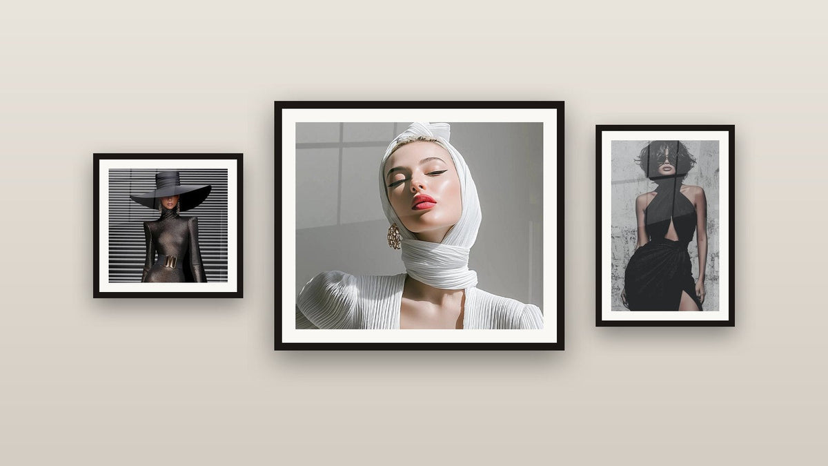 Mur de galerie avec trois tableaux encadrés : Portrait Sophistiqué, Portrait Féminin et Mode Parisienne
